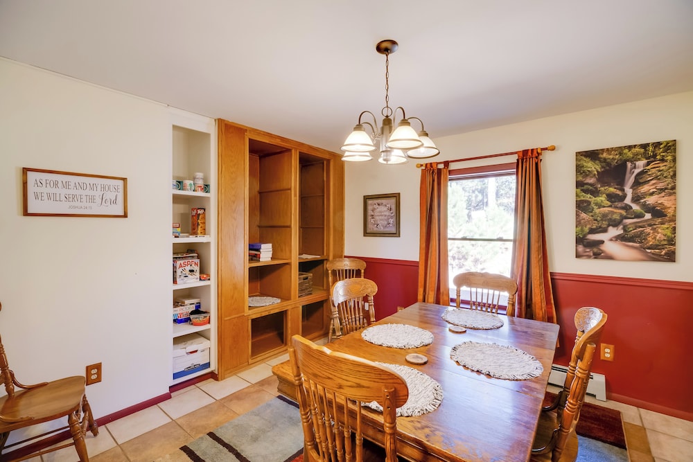 Fish, Hike & Sightsee: Lovely Florissant Cabin!