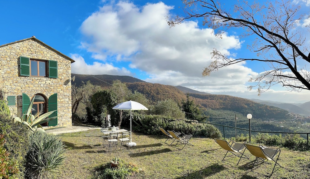 Panoramic Rural House With Garden