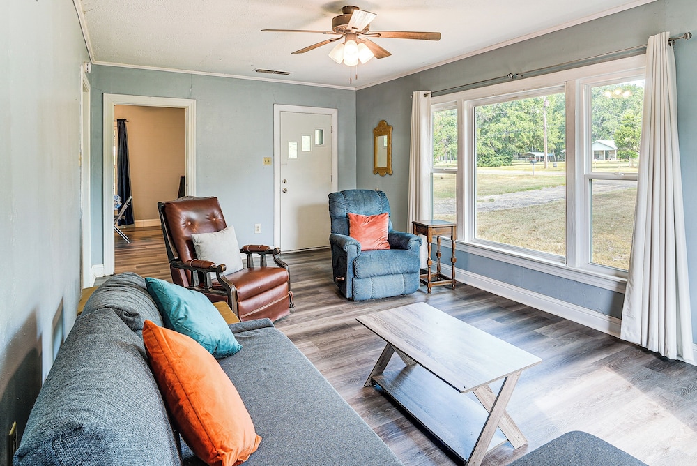 Screened Patio + Fire Pit: Peaceful Marshall Home