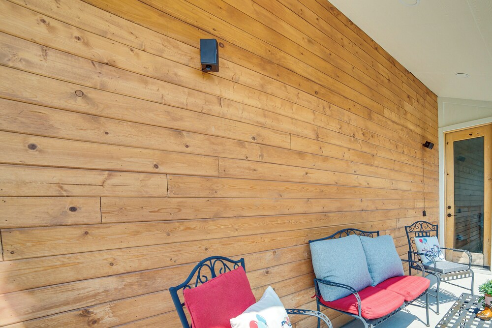 3 Mi to Dtwn Dallas: Pet-friendly Retreat w/ Yard