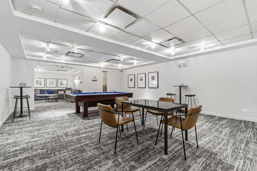 2bd River North Million Dollar Views! Parking Incl 2 Bedroom Condo