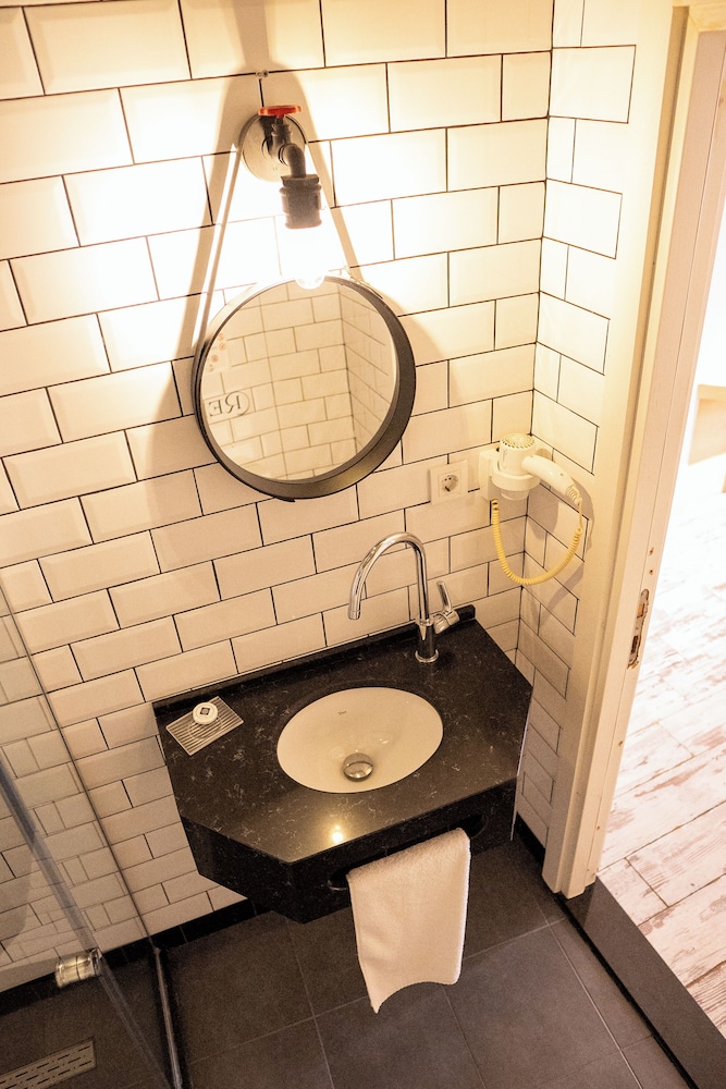 Hot Budget - Image 43