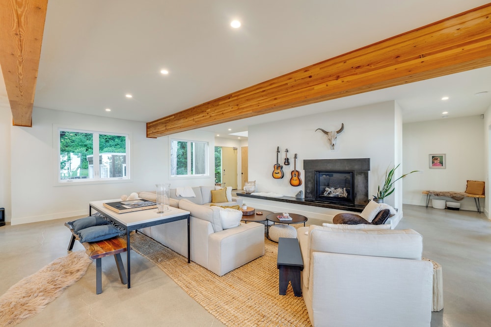 Stunning Semiahmoo Bay Views: Spacious PNW Home