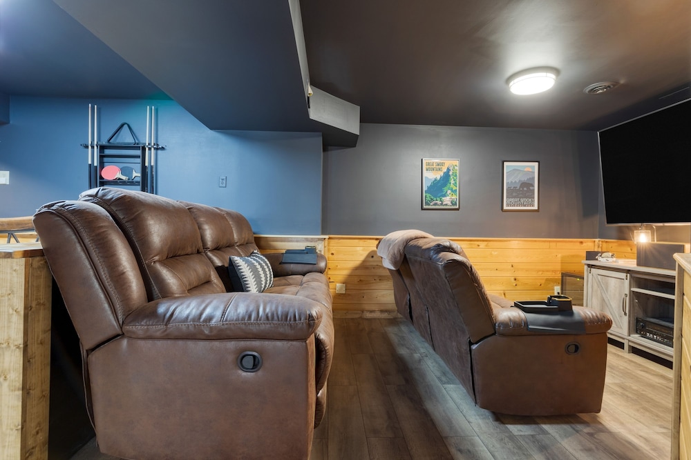 Greene Mountain Lodge by Avantstay Sleeps 22 Hot Tub Game Room Theater