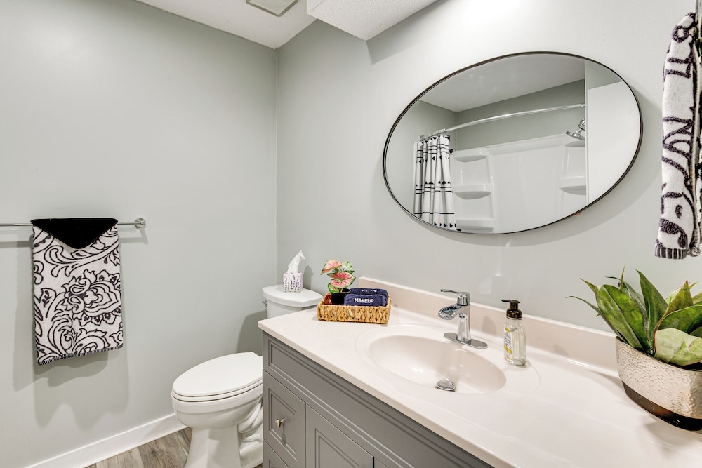 Shop, Dine & Unwind: Walkable Overland Park Home