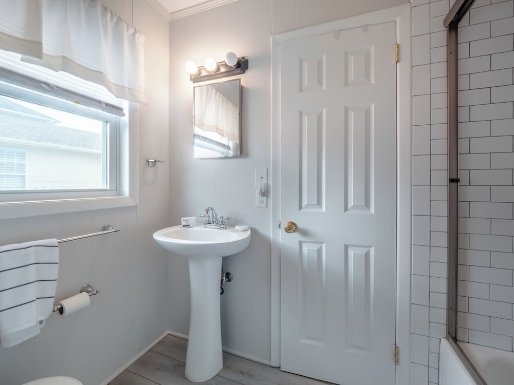 Lindy-B by Topsail Realty