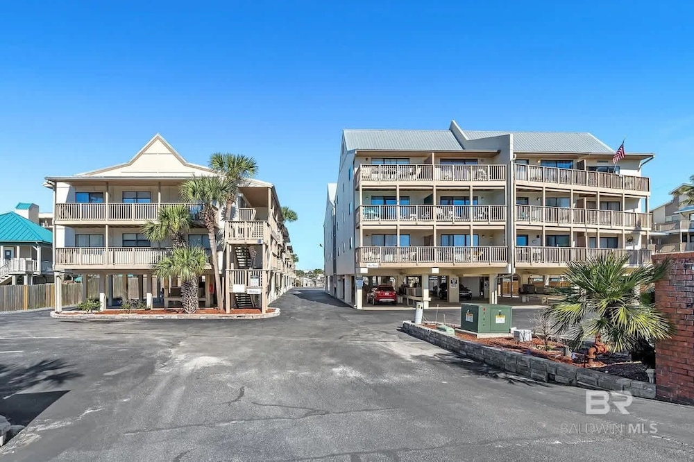 1 bed Beach Pools Waterfront Boating Palmaway