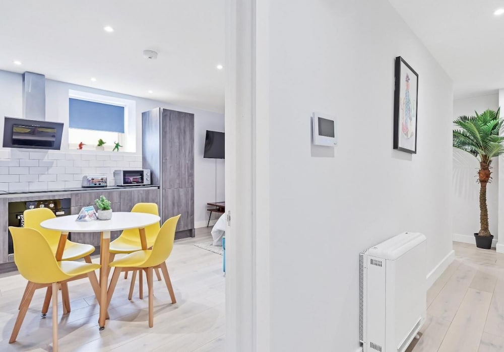 Right On Bright On Apartment 1G - City Centre Luxury Apartments view 2