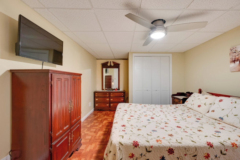 Couple's Retreat w/ Lake View in Newport!