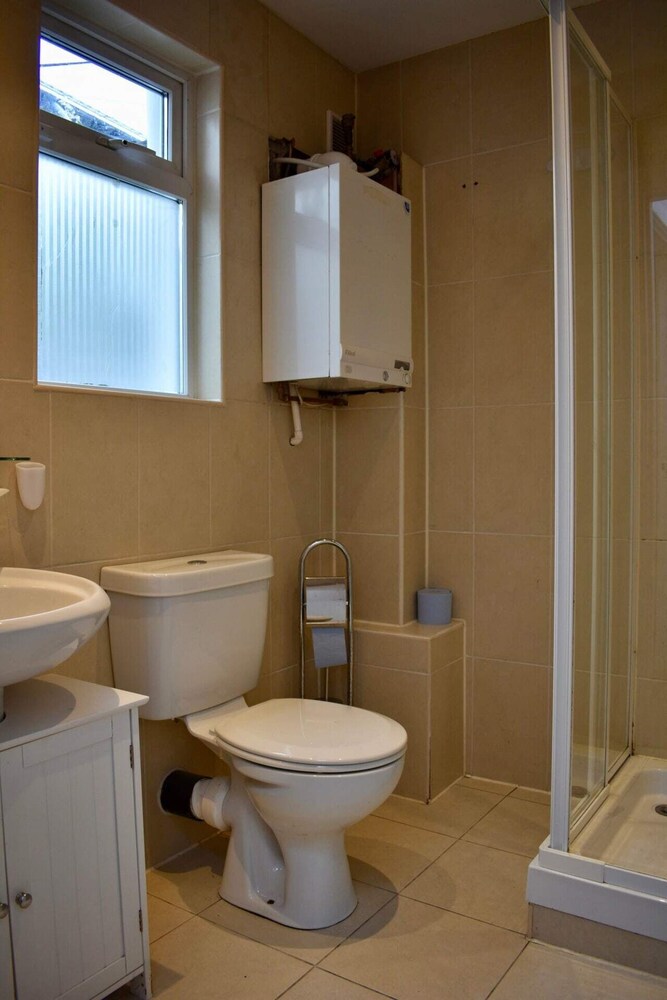Charming 2 Bedroom Cottage in Central Location
