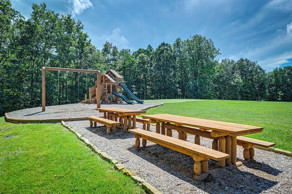 Modern Mountain-view Gem w/ Deck in Glenville