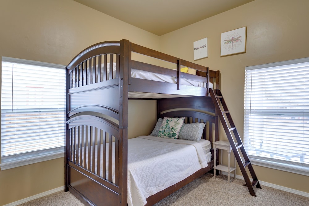 Apartment Half-mi to Downtown Guthrie!