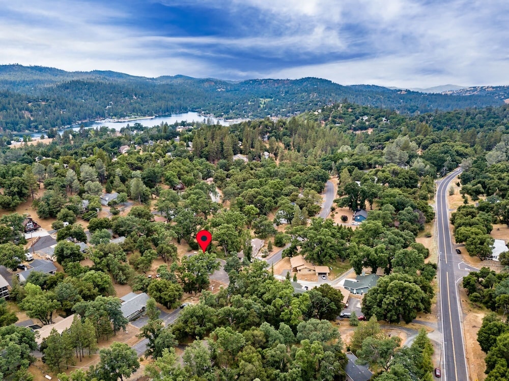 Sweet Haven - Home with EV Charger near Yosemite	by RedAwning view 4