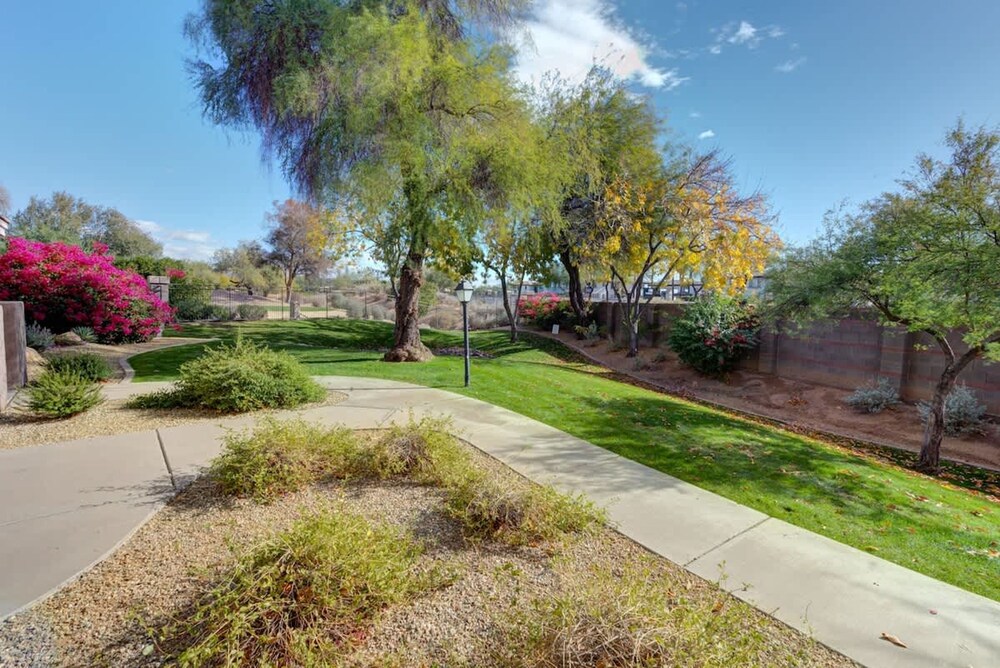 Lux Scottsdale Condo Overlooks 9th Hole Near Golf