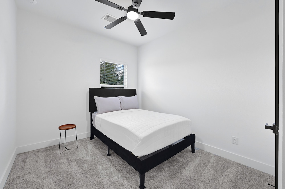 5 Mi to NRG Stadium: Modern Escape w/ Patio & Yard