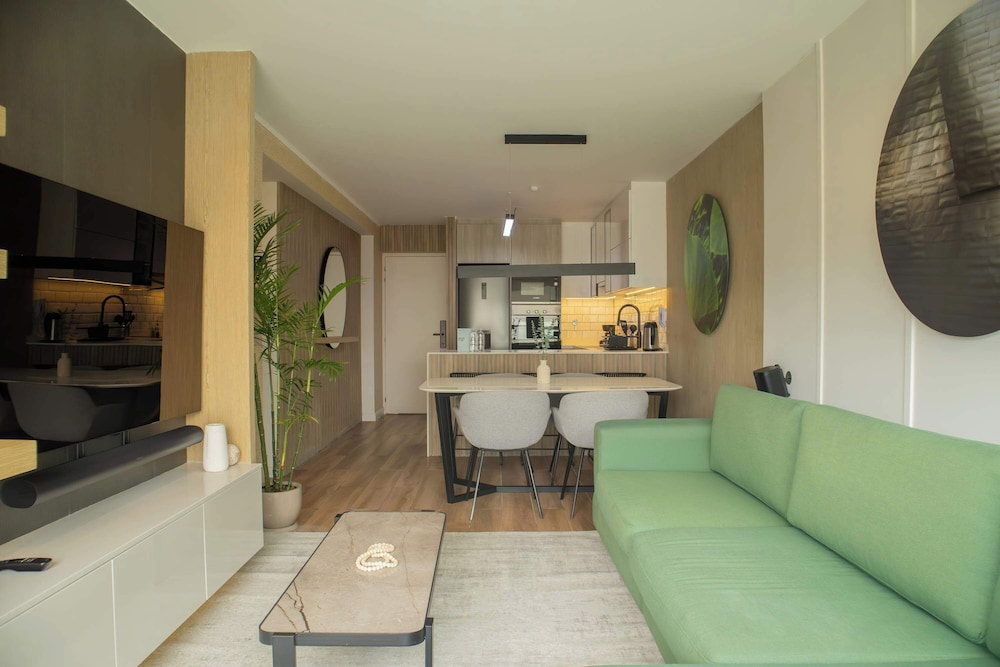 w Flawless 3BR w Balcony in Miraflores