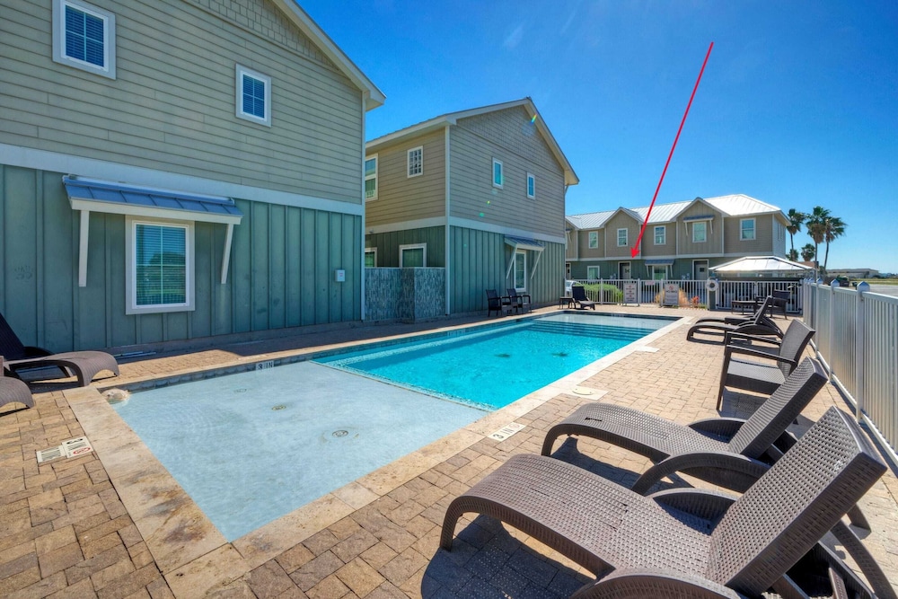 Ridley Retreat Community Pool, Mins to the Beach Corpus Christi + Port A