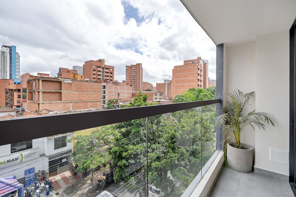 HOUSY Laureles