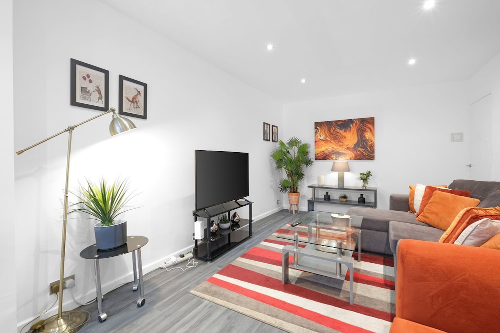 Spacious 5BR 3BA Serviced Hse in Croydon