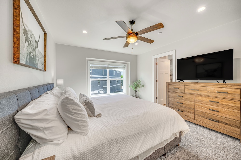 Private Hot Tub: Newly Built Fraser Townhome