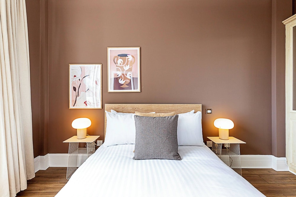 Bright and Stylish Riverside Haven in Canary Wharf