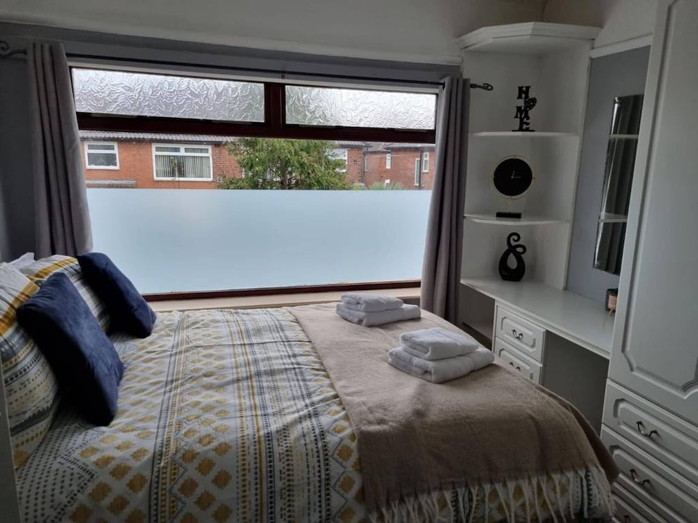 3 Bed Spacious House With Parking