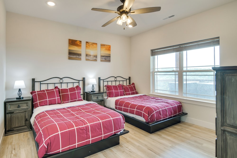 Table Rock Lake View & Games Galore: Family Lodge