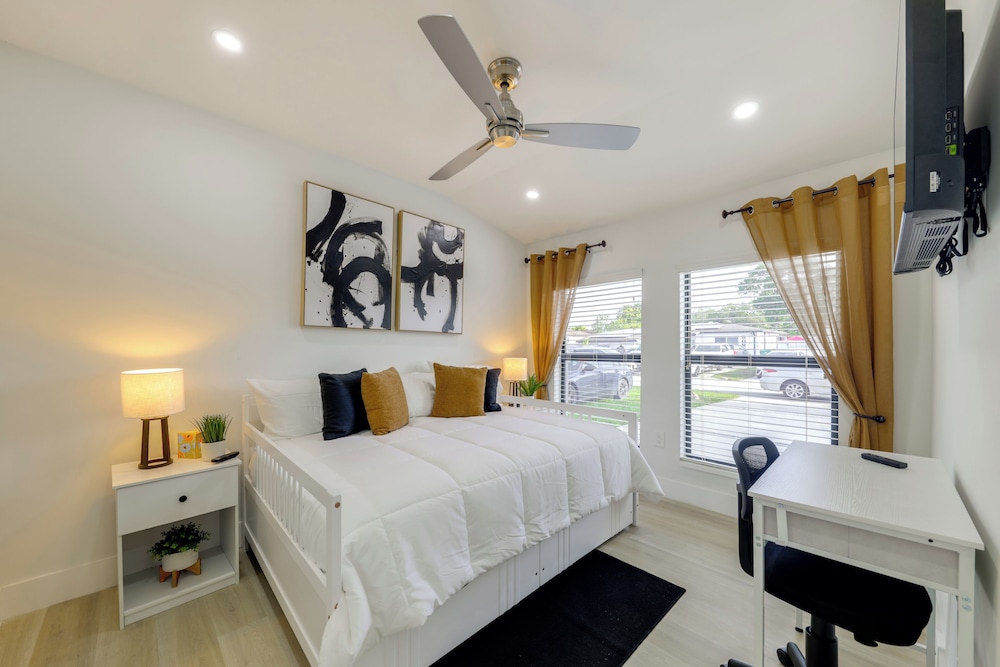 3 Mi to Hard Rock Stadium: Retreat w/ Private Yard