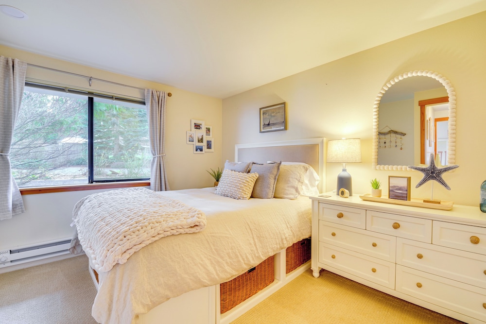 1/4 Mi to Beach: Family Home w/ Spacious Deck!