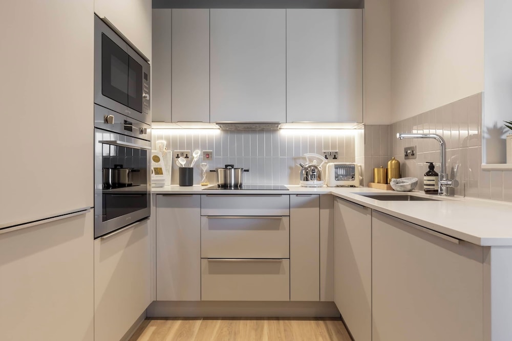 Croydon Central Apartments by Urban Rest