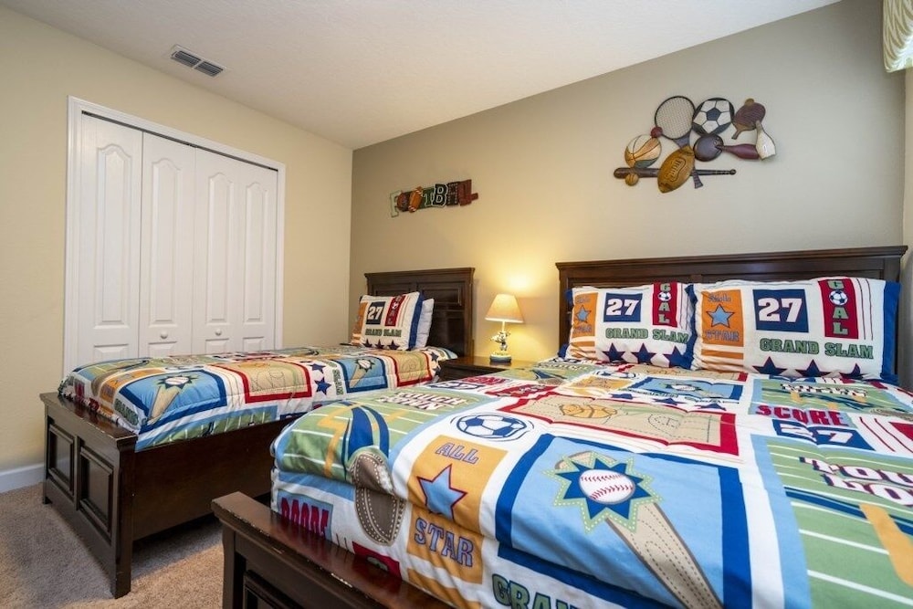 Family Pool Home Near Disney!! Modern Decor, Bbq ,resort W/ Tons Of Amenities! 6 Bedroom Home