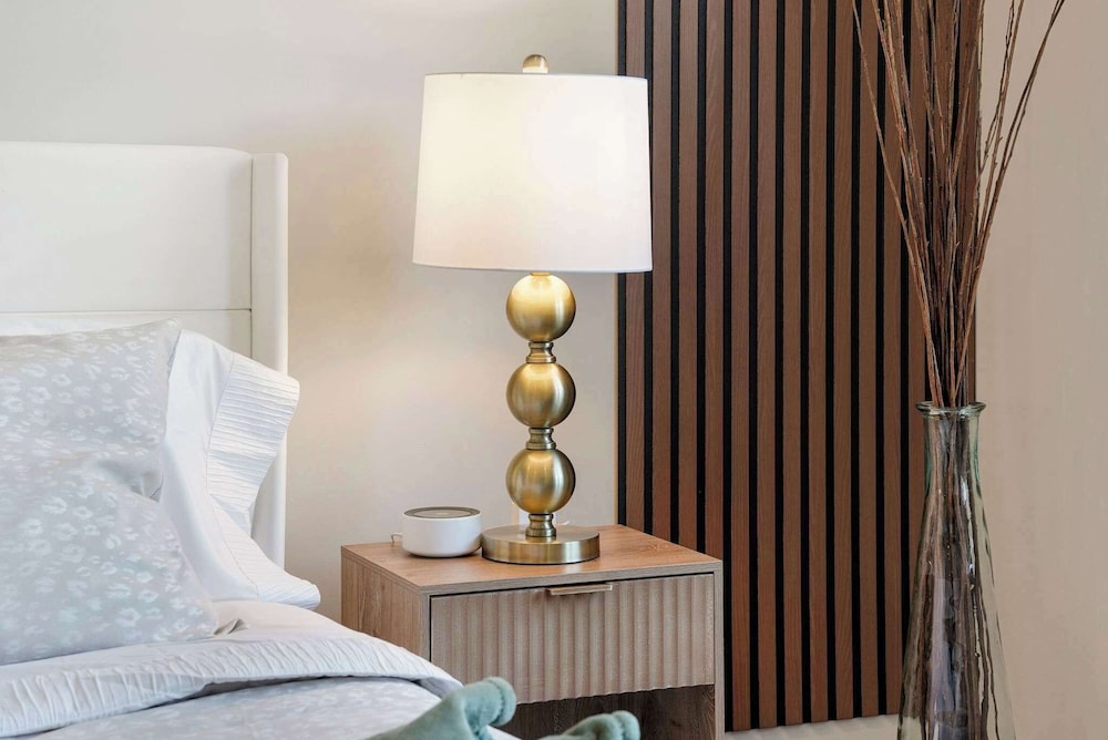 Modern 2br2ba Condo Free Parking and Balcony