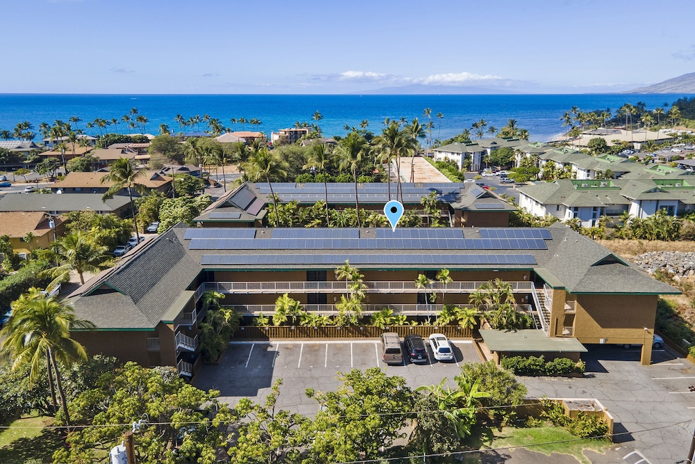Kalama Terrace P-307 - 3rd-floor Walkup, 7 min Walk to Charley Young Beach, AC!