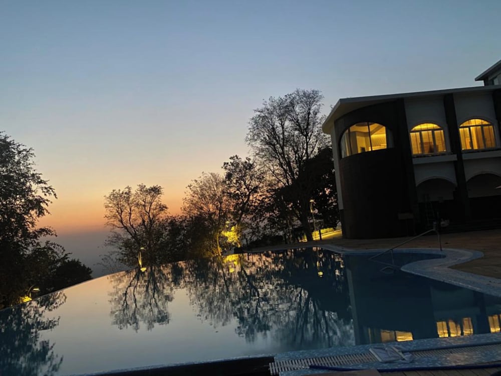 An Extravagant Pushp Villa Overlooking the Ganges