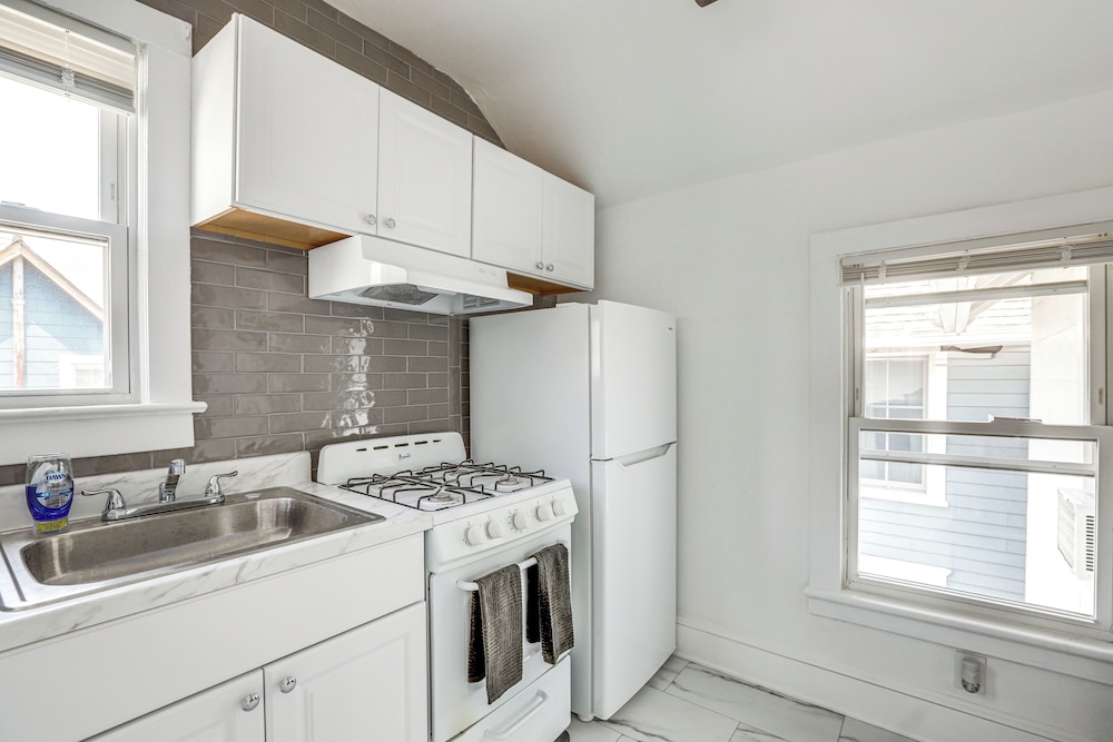 Stroll to Ocean Grove Boardwalk & Beach: Sleek Apt
