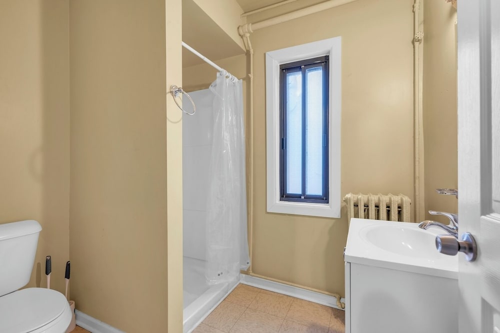 Cozy Room With Private Bath in Brownstown