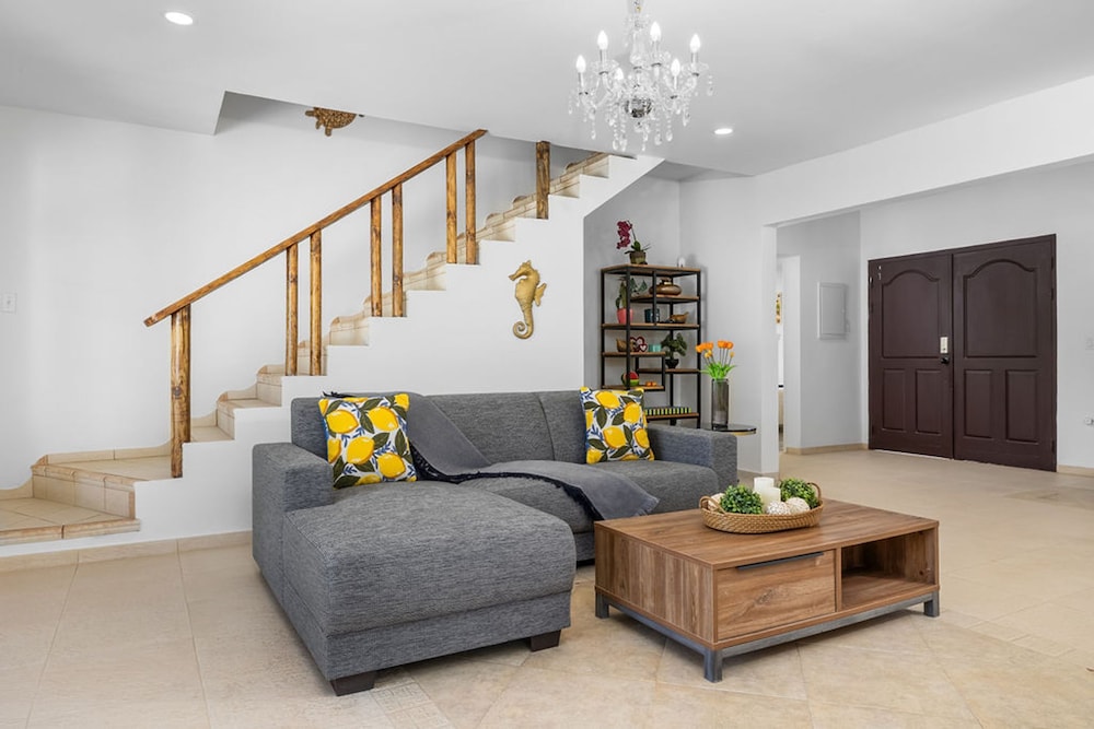 Spacious Renovated House Prvt Pool 5 min to Bch