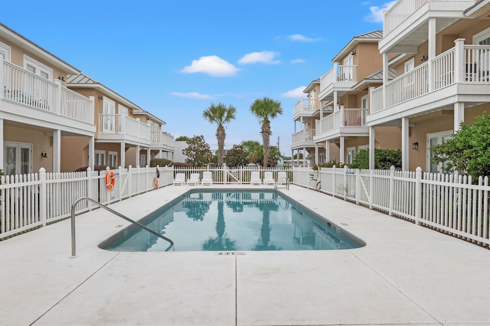 Escape to Sand Dollar Holler: Coastal Retreat, 3 Beds, 2.5 Baths, Sleeps 10!