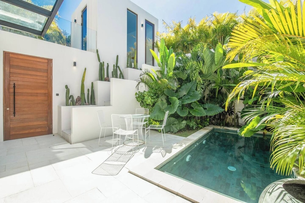 Modern 3BR Villa Enclosed Living