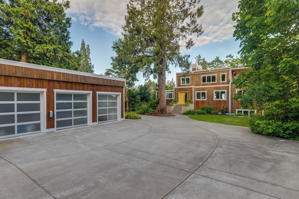 Stunning Semiahmoo Bay Views: Spacious PNW Home