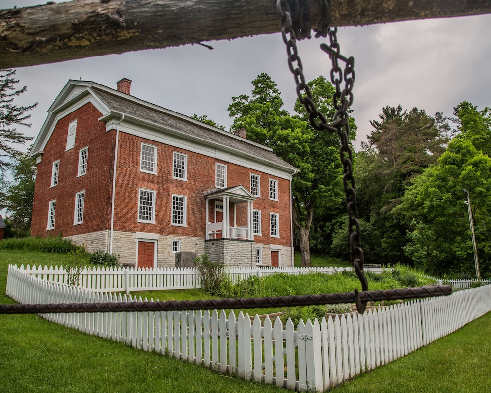 Grand Colonial B&B