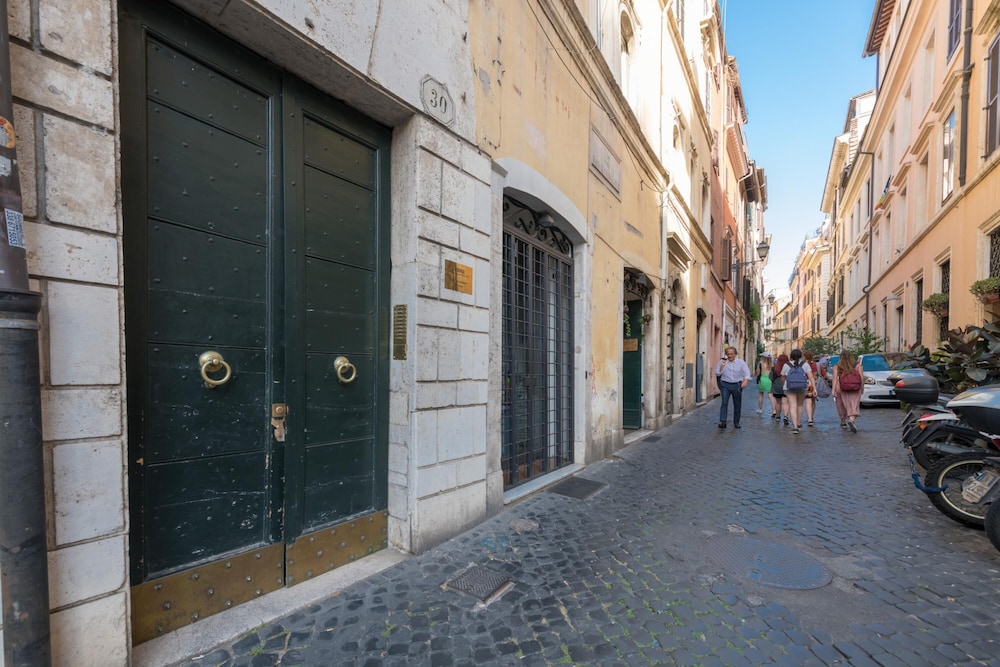 Banchi al Patio in Roma