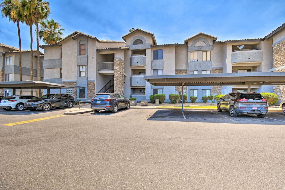 6 Mi to Downtown: Phoenix Condo w/ Pool Access!