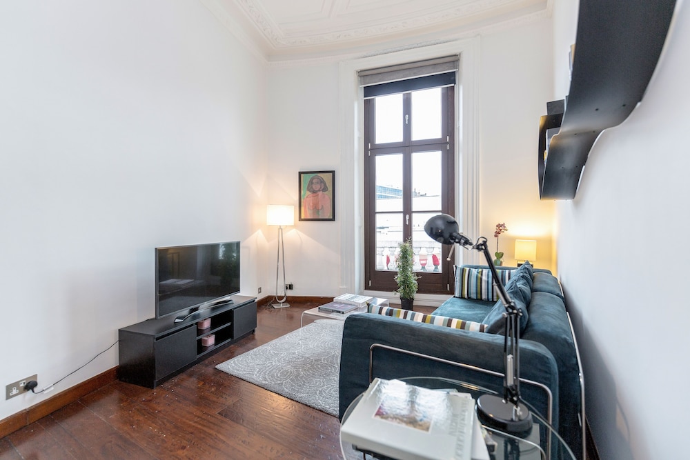 South Ken Apartment by BaseToGo