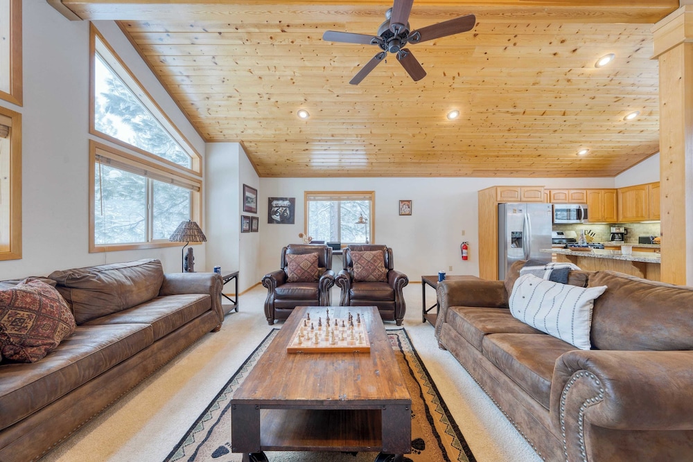 Cabin Retreat w/ Hot Tub & Fireplace - Near Northstar and Downtown Truckee