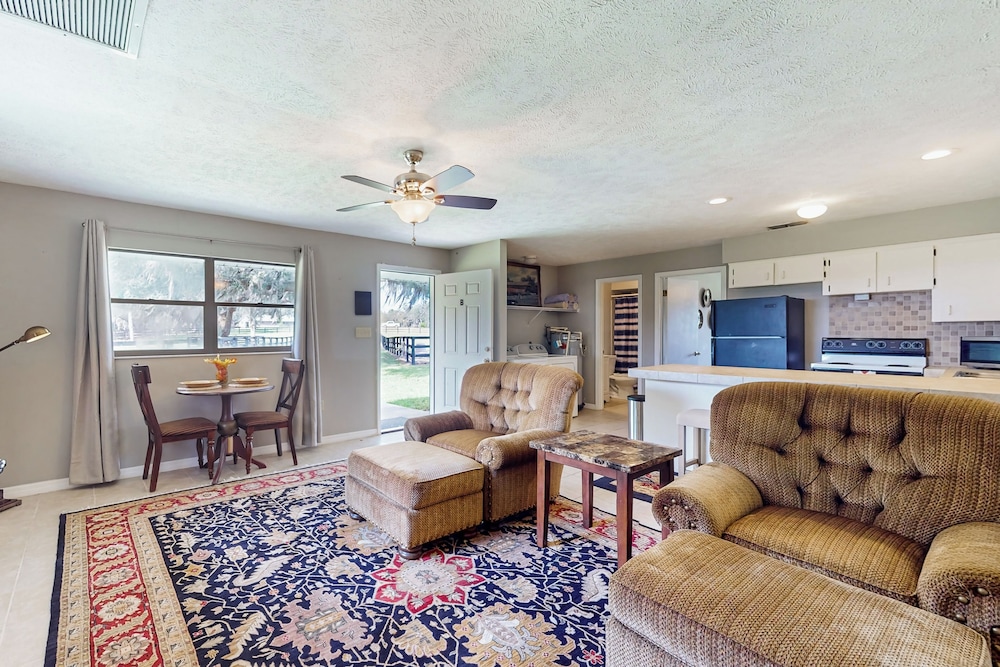 1 BR Guesthouse w/ Full Kitchen & Lake View