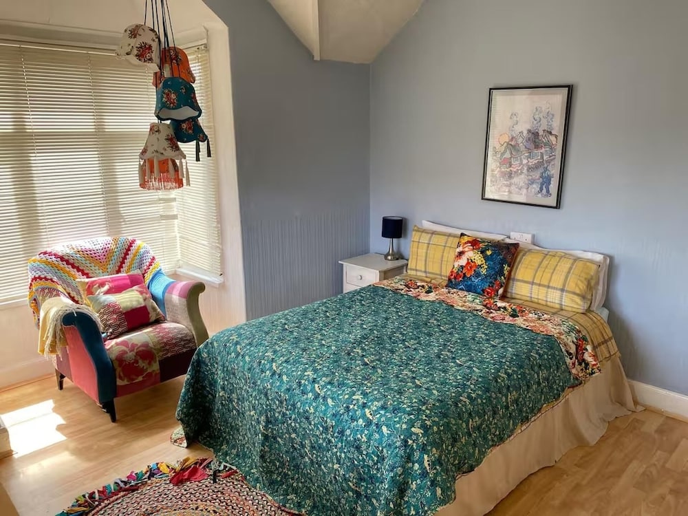 10 Guests - 5 Bedrooms - Free Parking - Petok
