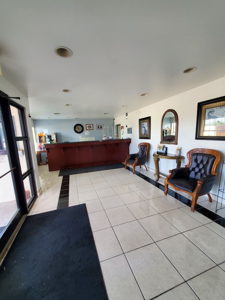 Deluxe Inn & Suites