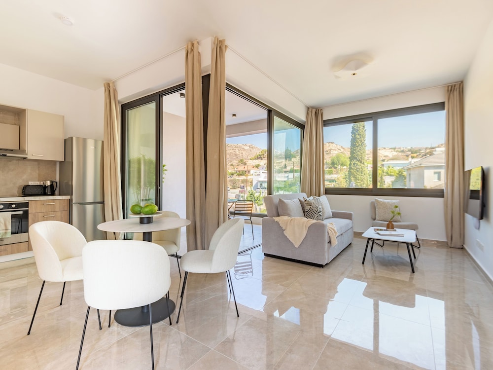 Sanders River Plaza Limassol Apartment