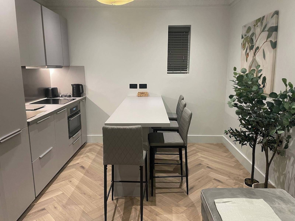 Nw119sg-modernapt-2guests-2br-1minhighstreet